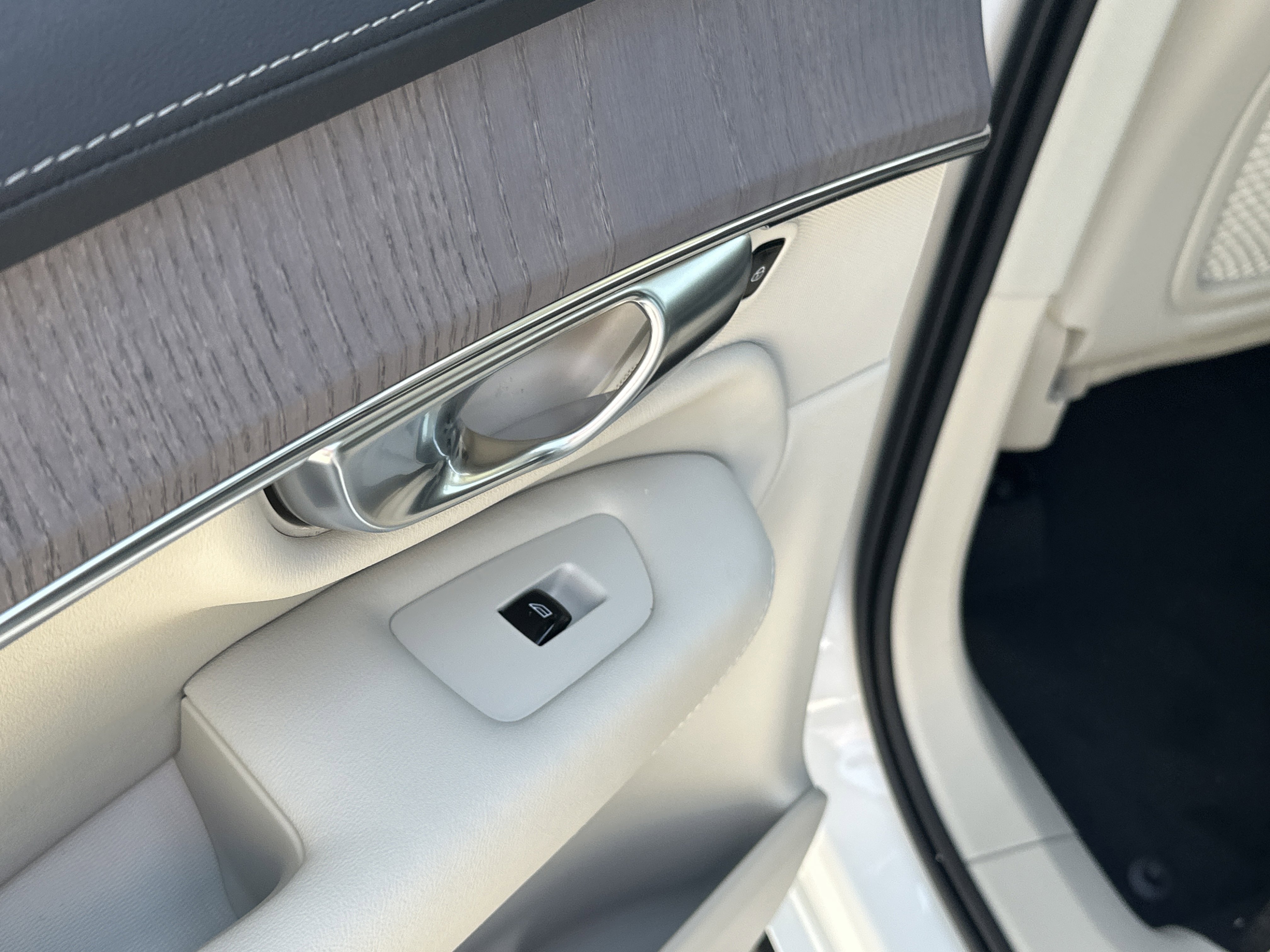 New 2026 Crystal White Volvo Ultra image 12
