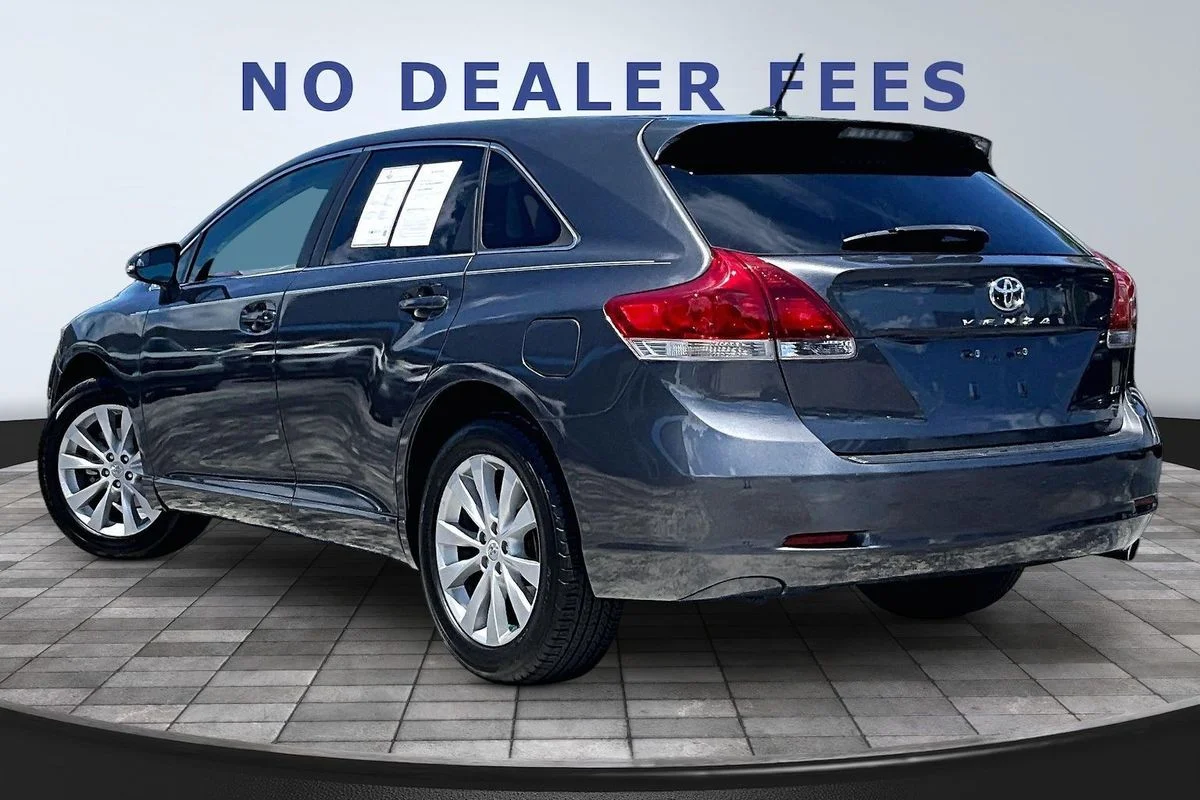 Used 2013 Gray Toyota LE image 4
