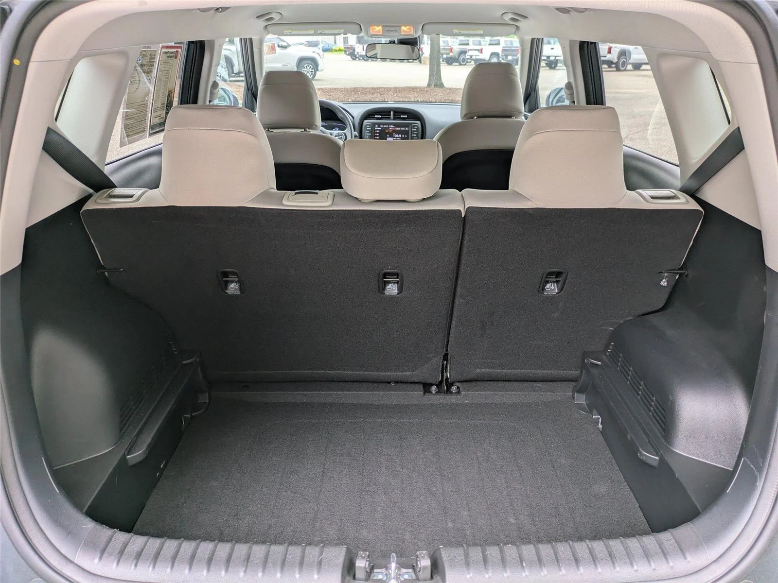 Used 2025  KIA  image 13