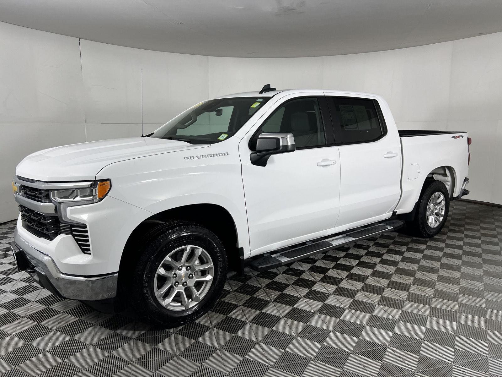 Used 2025 Summit White Chevrolet LT image 15
