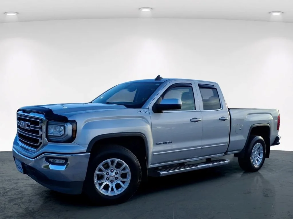 Used 2017 Silver GMC SLE image 2