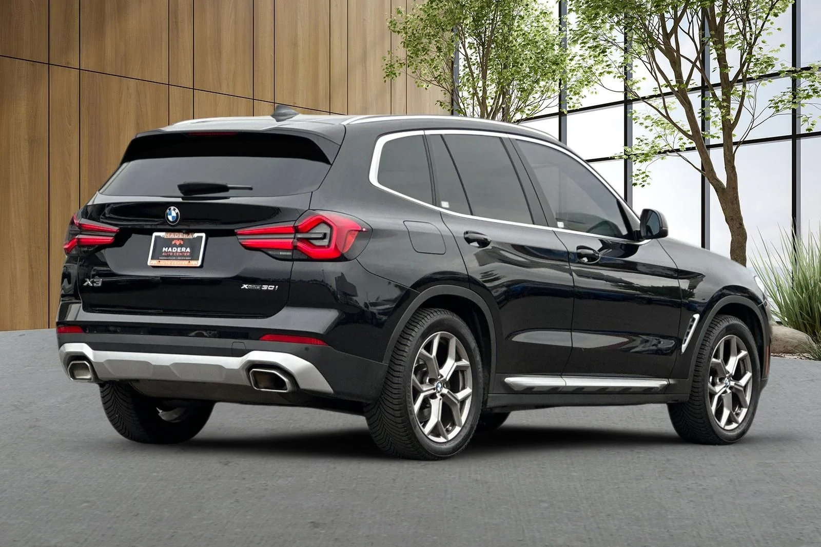Used 2022 Black BMW xDrive30i image 4