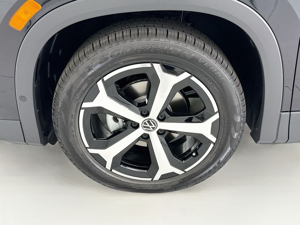 New 2026 Deep Black Pearl Volkswagen SE image 28
