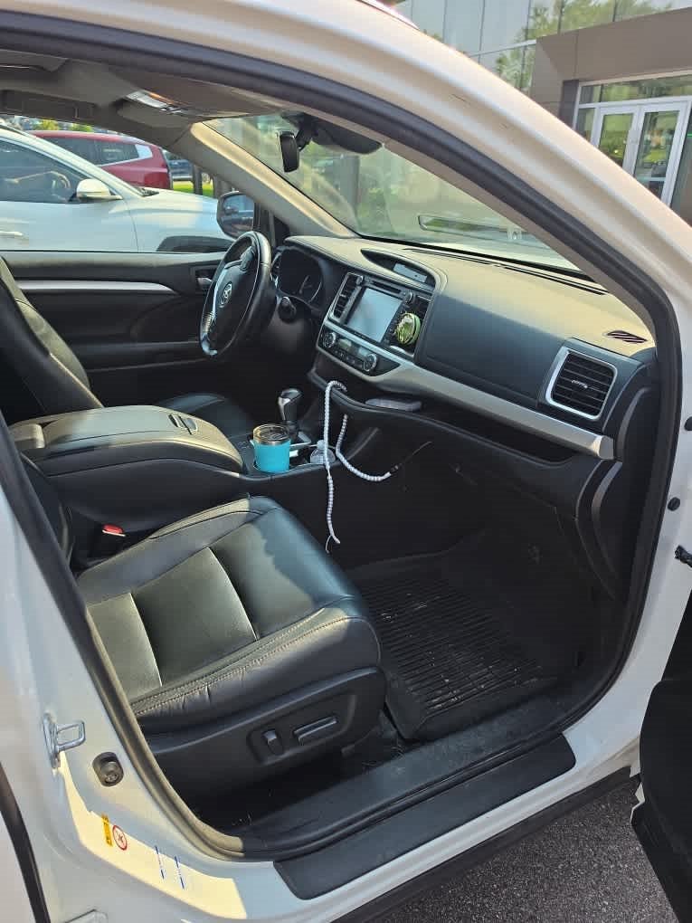 Used 2017 Blizzard Pearl Toyota XLE image 10