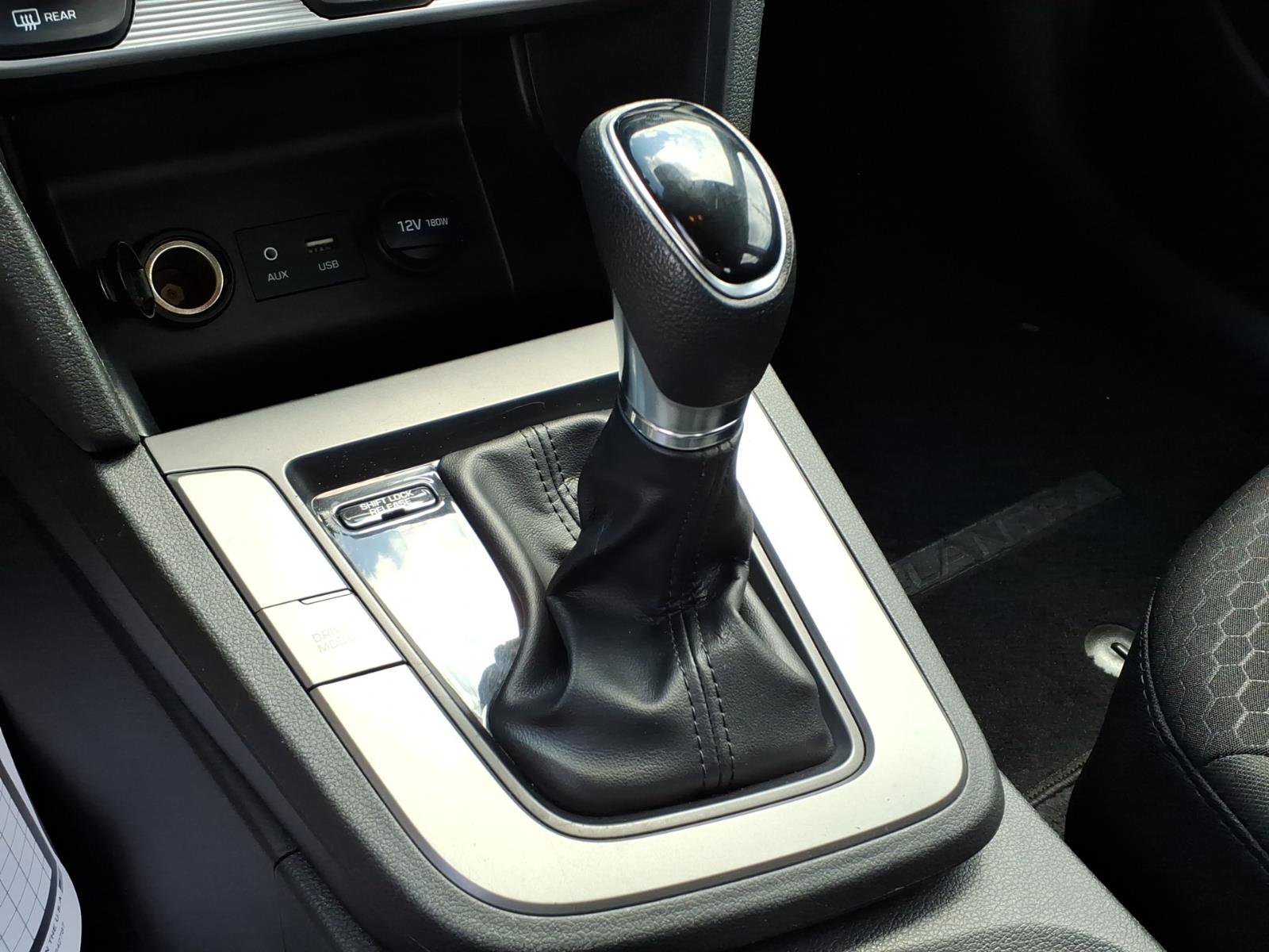 Used 2019 Quartz White Pearl Hyundai SE image 7