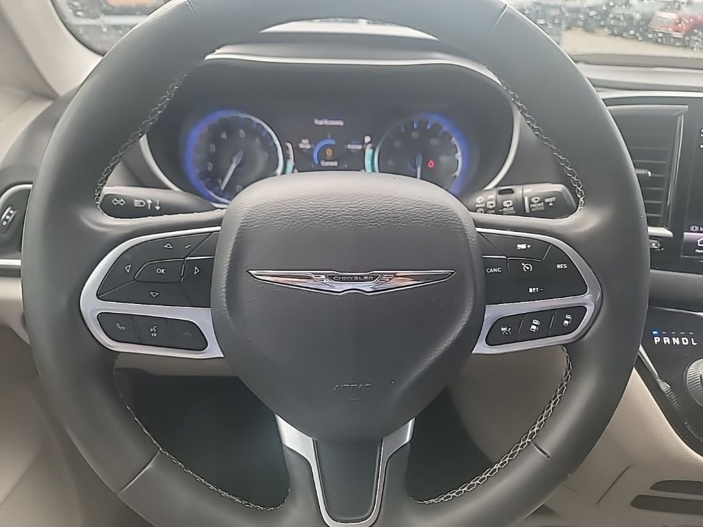 Used 2022 White Chrysler Touring L image 14