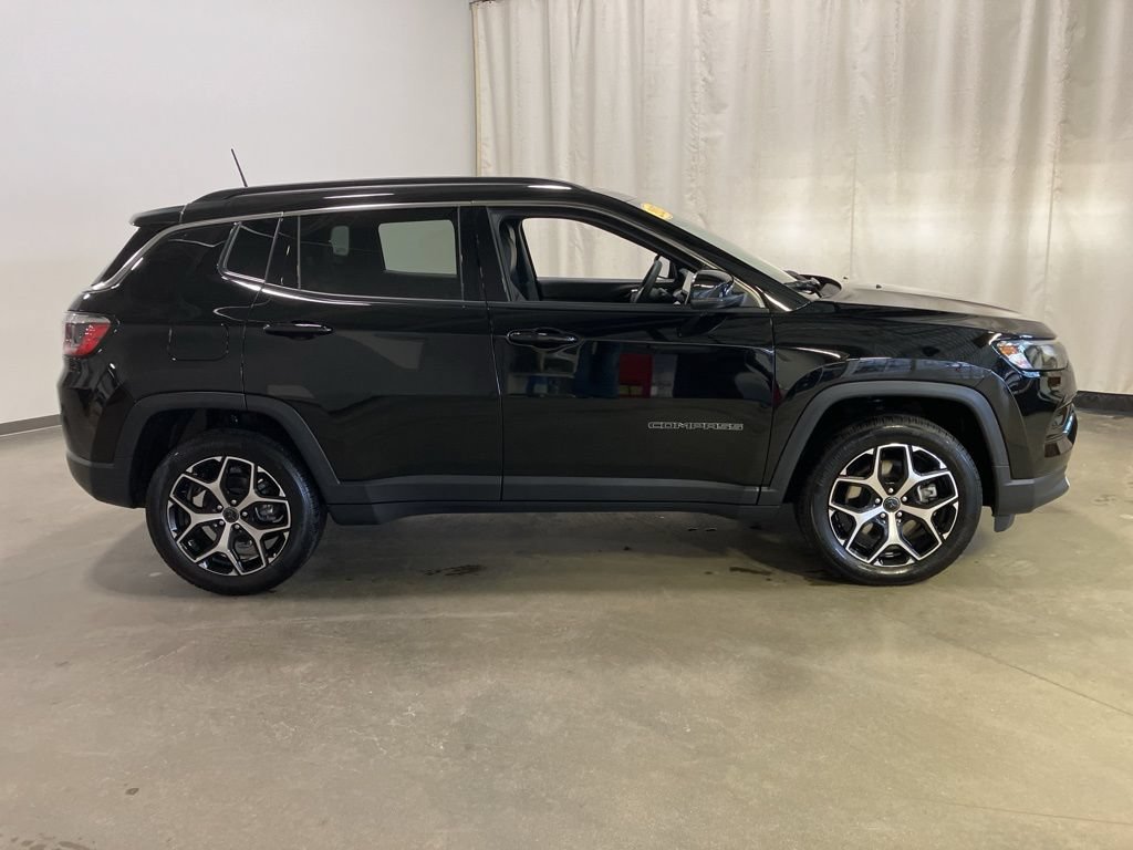 Used 2025 Diamond Black Crystal Pearlcoat Jeep Limited image 21