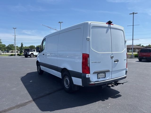 Used 2019 White Freightliner Standard Roof I4 image 9