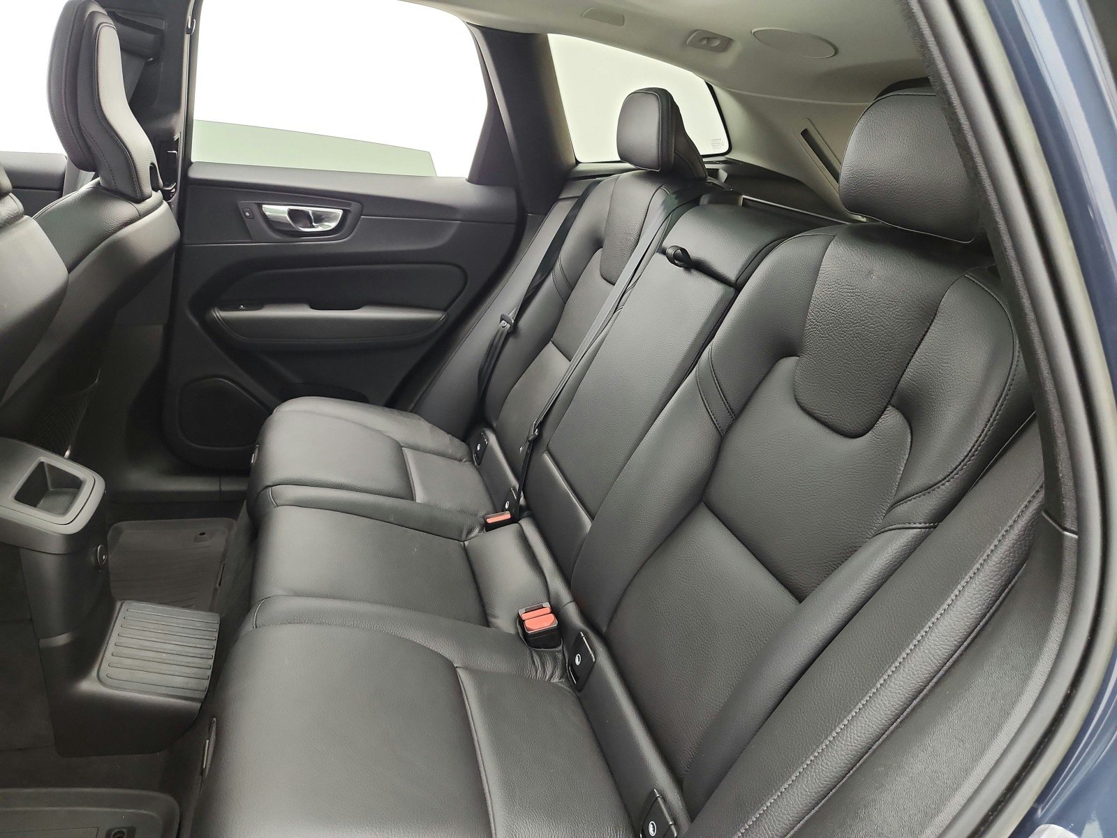 Used 2022 Denim Blue Metallic Volvo T8 eAWD PHEV Inscription Expression Extended Range image 13