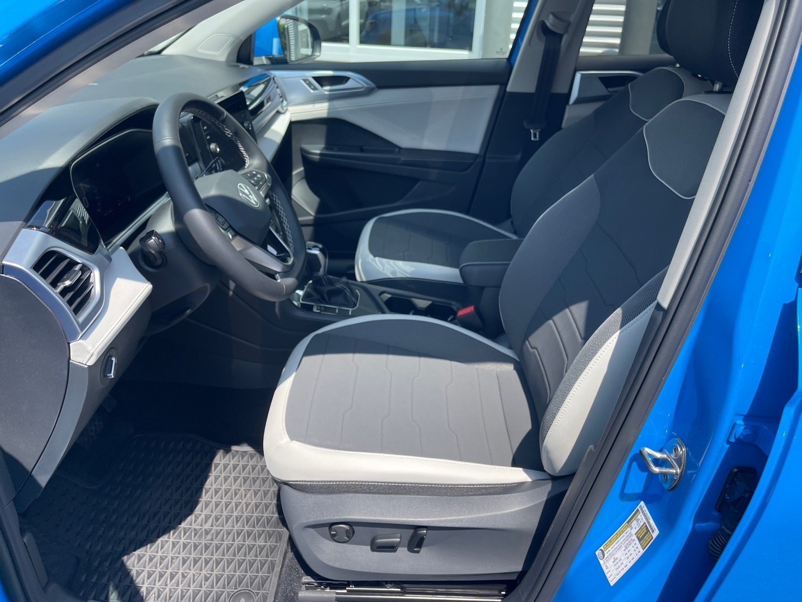 New 2026 Cornflower Blue Volkswagen SE image 10