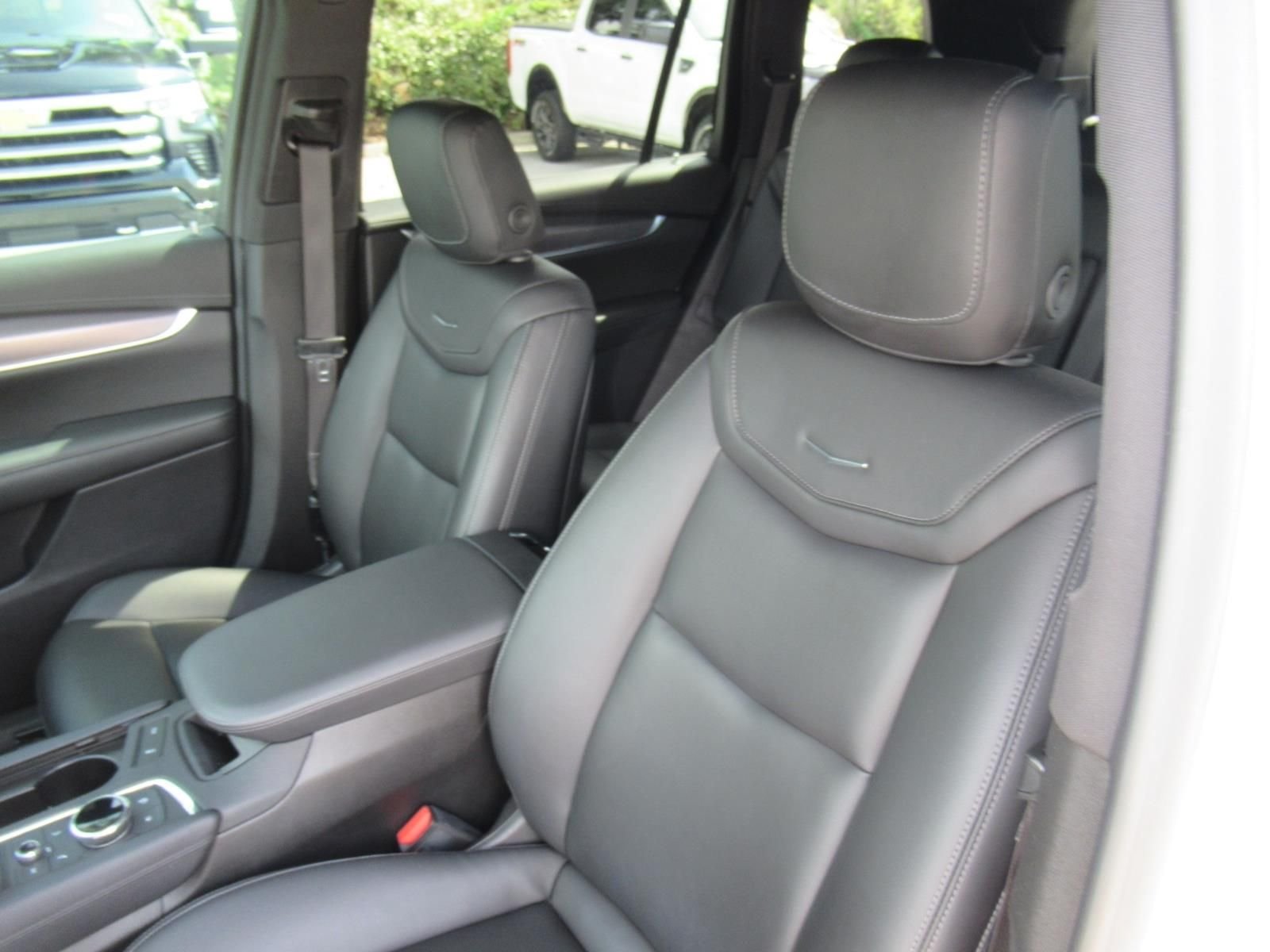 Used 2022 White Cadillac Luxury image 17