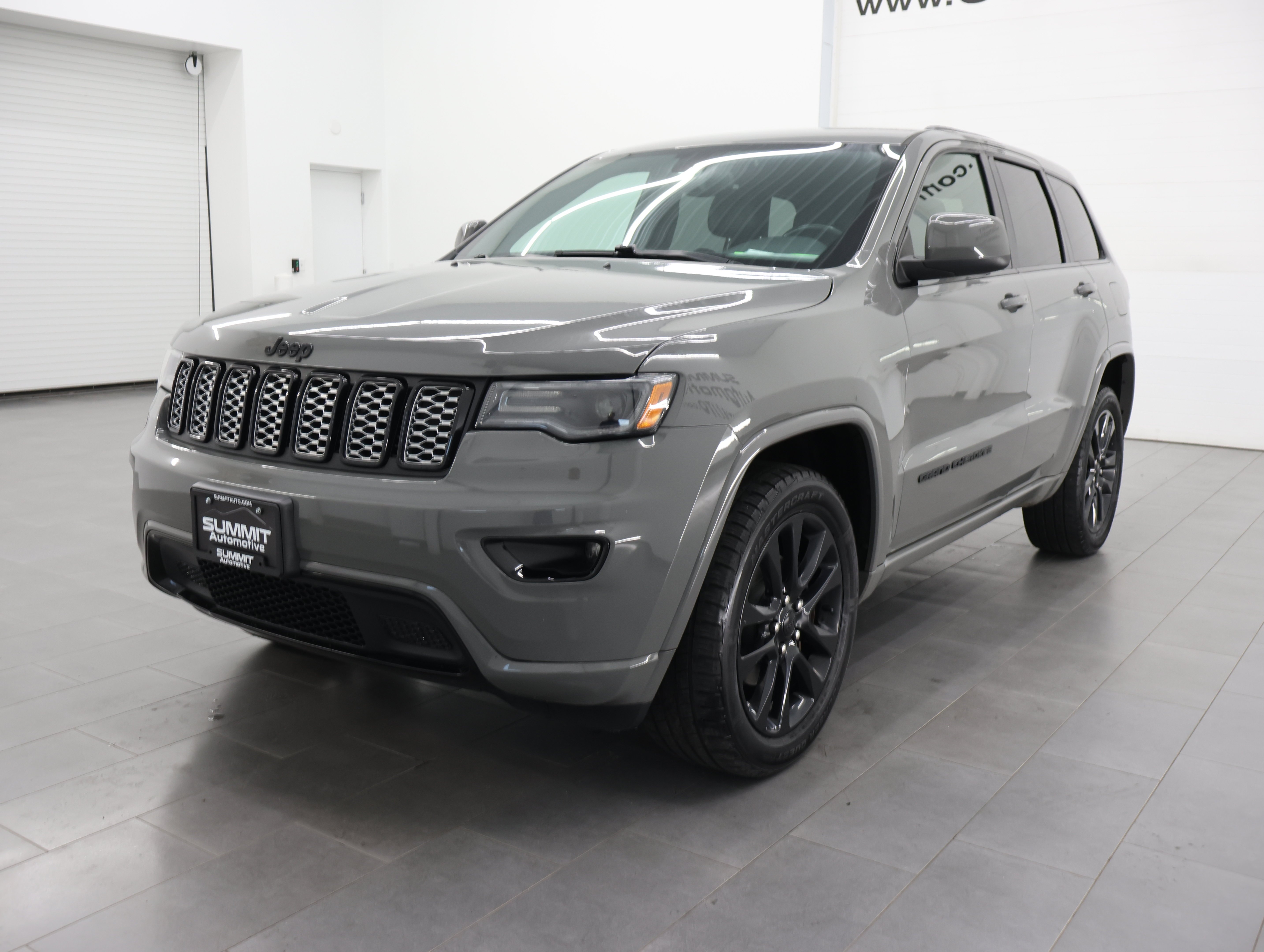 Used 2020 Sting-Gray Clearcoat Jeep 4x4 Altitude: ALTITUDE-4WD-NAV-MOON-HEATED SEATS-BACKUP CAM-1 OWNER image 7