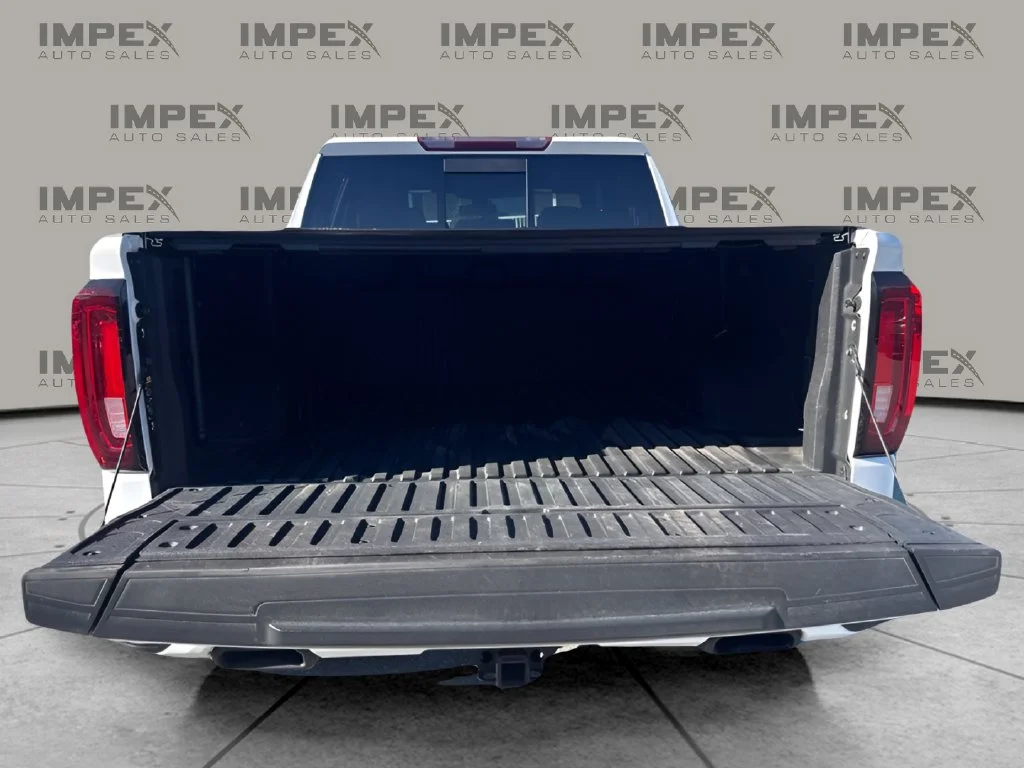 Used 2022 White GMC AT4 image 27