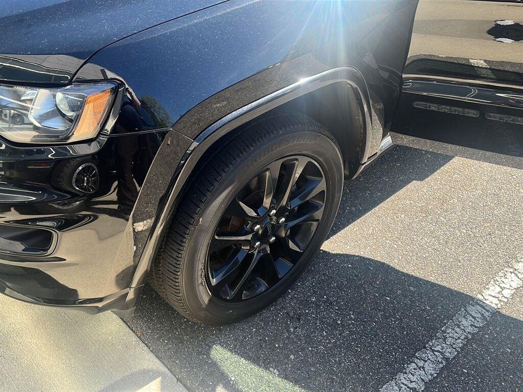 Used 2021 Diamond Black Crystal Pearlcoat Jeep Laredo X image 6
