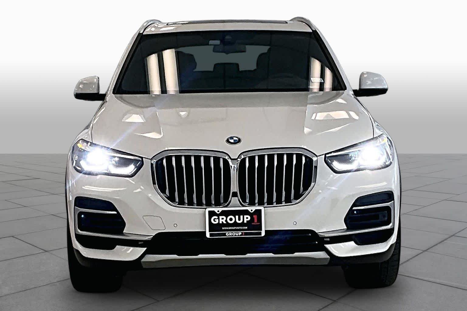 Used 2023 Alpine White BMW sDrive40i image 3