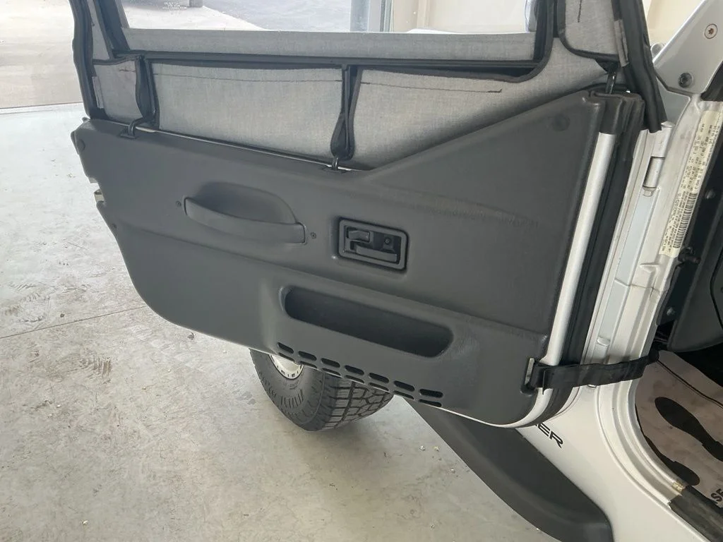 Used 2005 Bright Silver Metallic Clearcoat Jeep X image 9