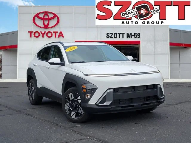 Used 2025 White Hyundai SEL image 1