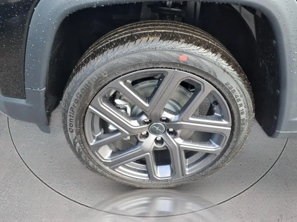 New 2026 Diamond Black Crystal Pearlcoat Jeep Latitude image 4