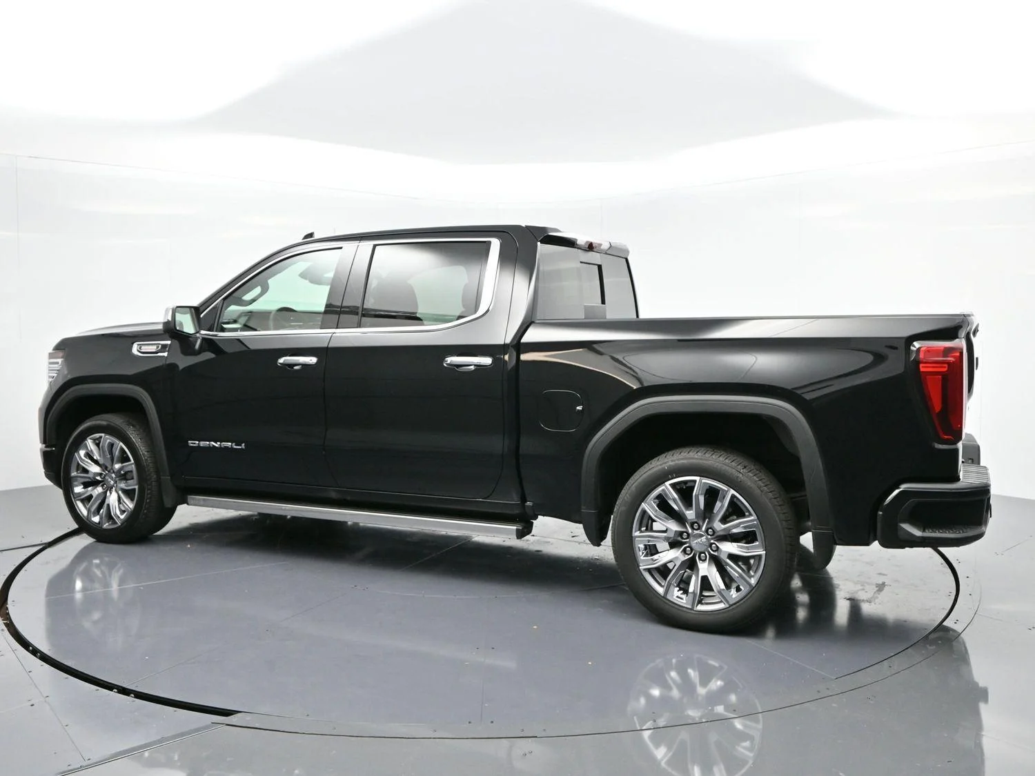Used 2025 Onyx Black GMC Denali image 5
