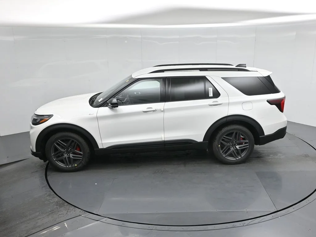 New 2026 Star White Metallic Tri-Coat Ford ST-Line image 44