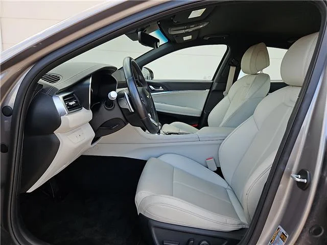 Used 2025 Savile Silver Genesis 2.5T Rear-Wheel Drive image 9
