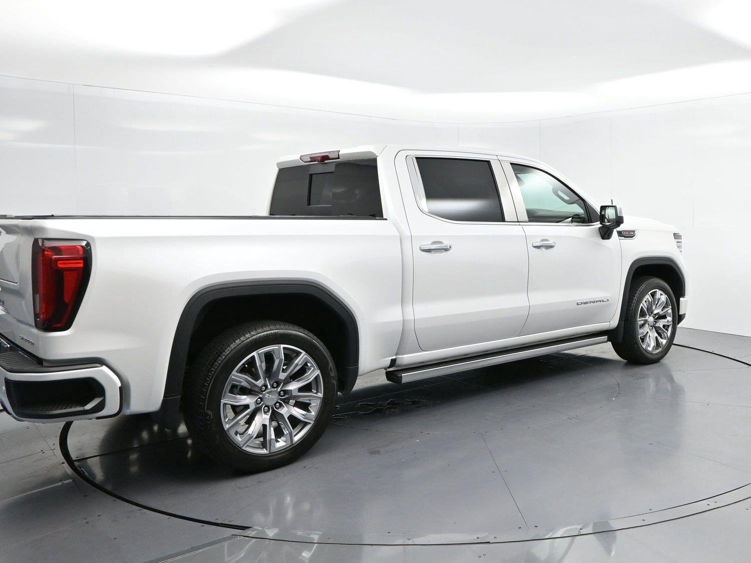 Used 2024 White Frost Tricoat GMC Denali image 7