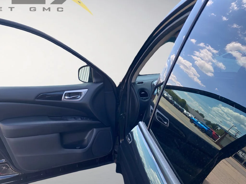Used 2015 C Black Nissan S image 17