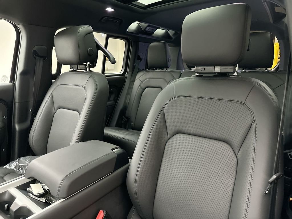 New 2026 Santorini Black Metallic Land Rover X-Dynamic SE image 10