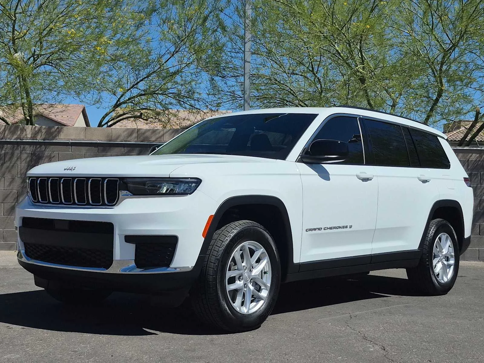 Used 2025 Bright White Clearcoat Jeep Laredo image 4