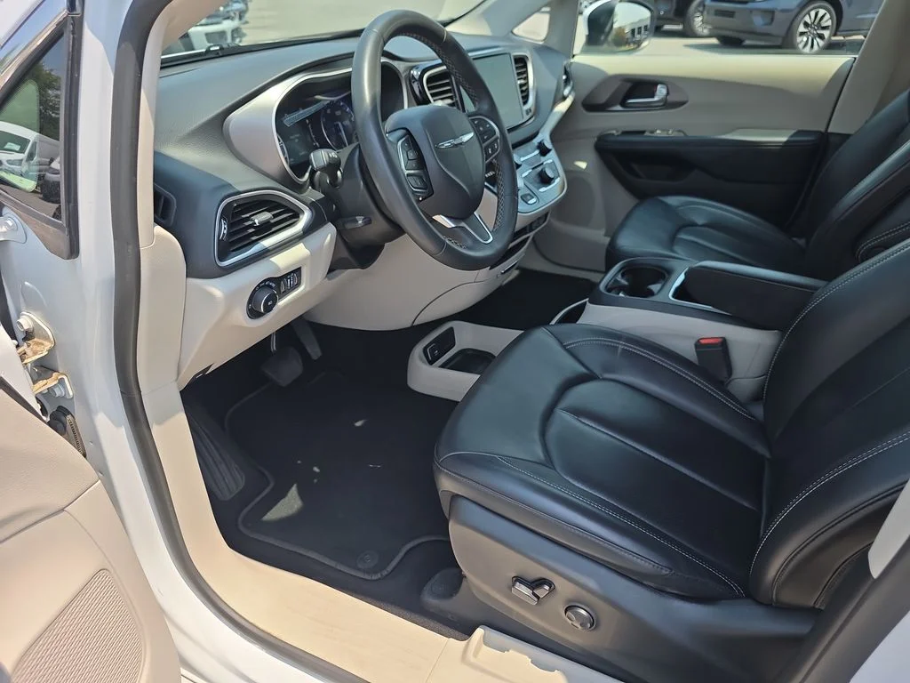 Used 2023 White Chrysler Touring L image 11