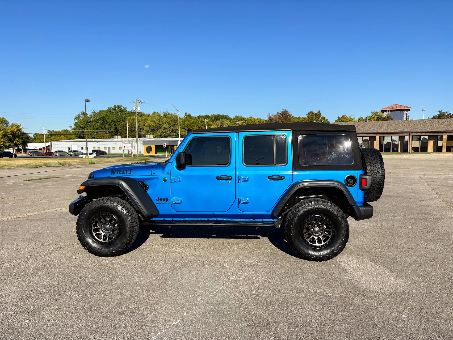 Used 2023 Blue Jeep Sport image 7