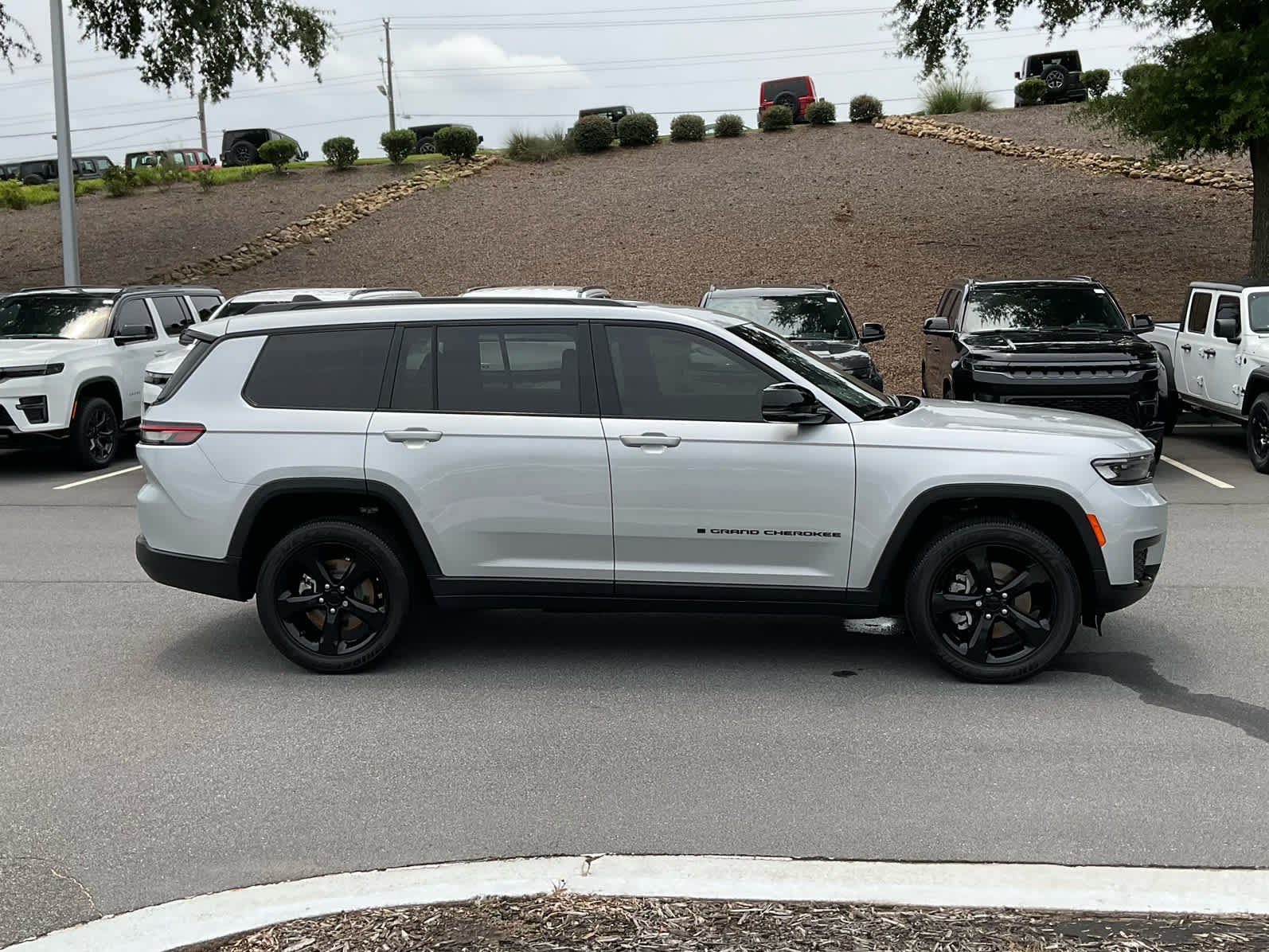 Certified Used 2023 Silver Zynith Jeep Altitude image 6