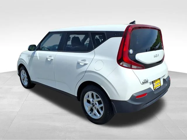 Used 2022 White Kia LX image 5
