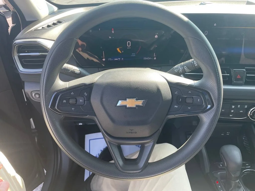 Used 2025 Sterling Gray Metallic Chevrolet LT image 21