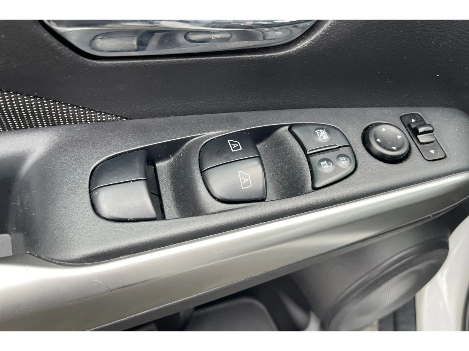 Used 2019 Aspen White Tricoat Nissan SV image 12