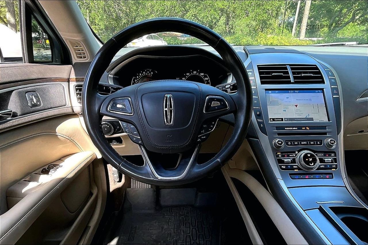 Used 2017 White Lincoln Reserve image 8