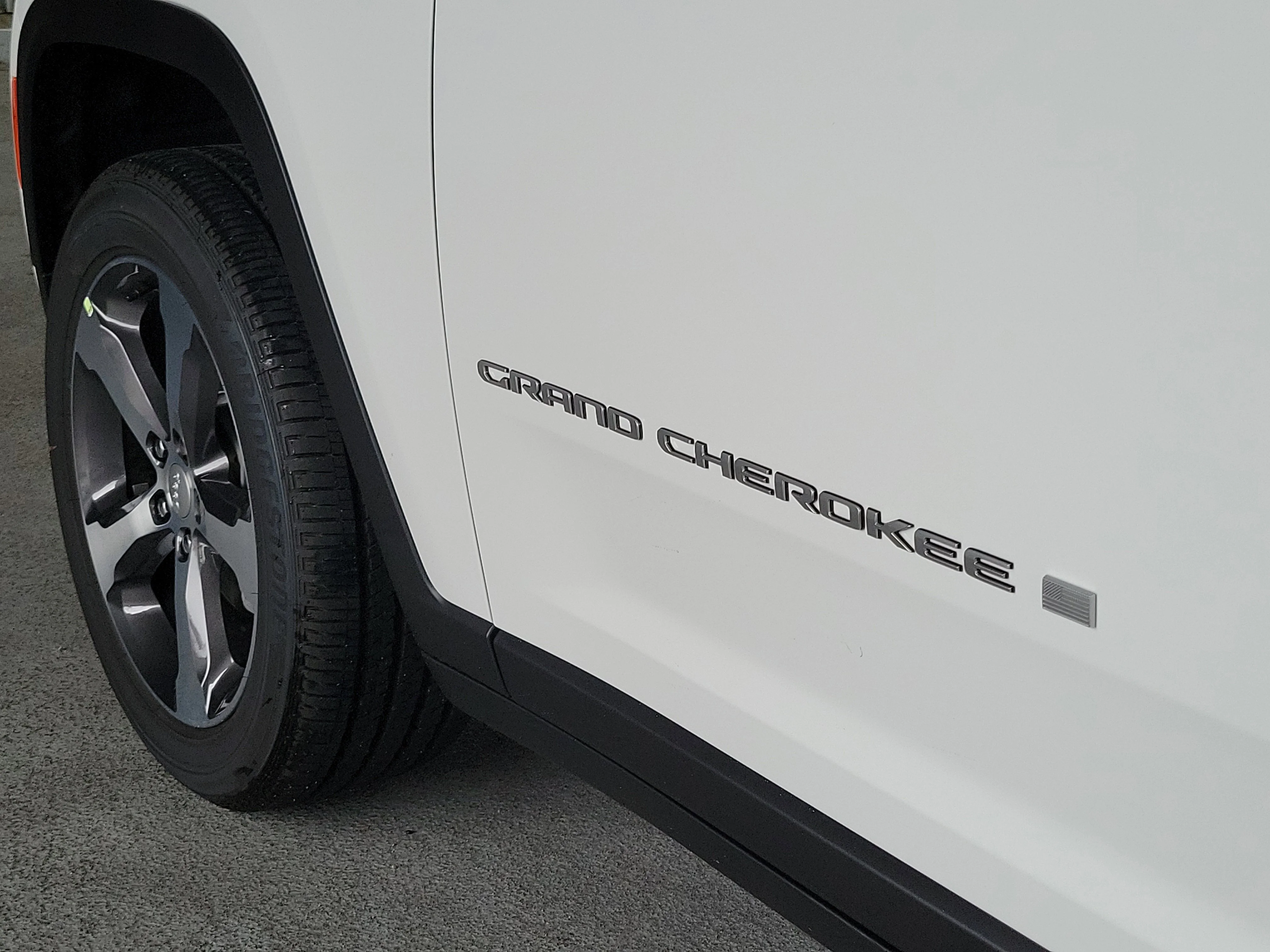 New 2026 Bright White Clear-Coat Exterior Paint Jeep Limited image 5