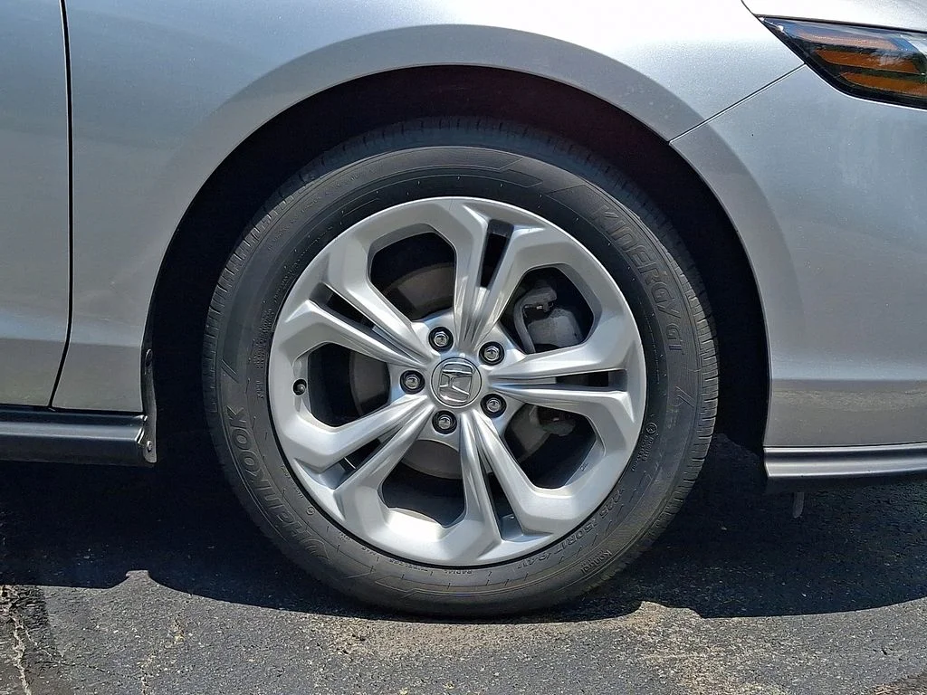 Certified Used 2024 Solar Silver Metallic Honda LX image 8