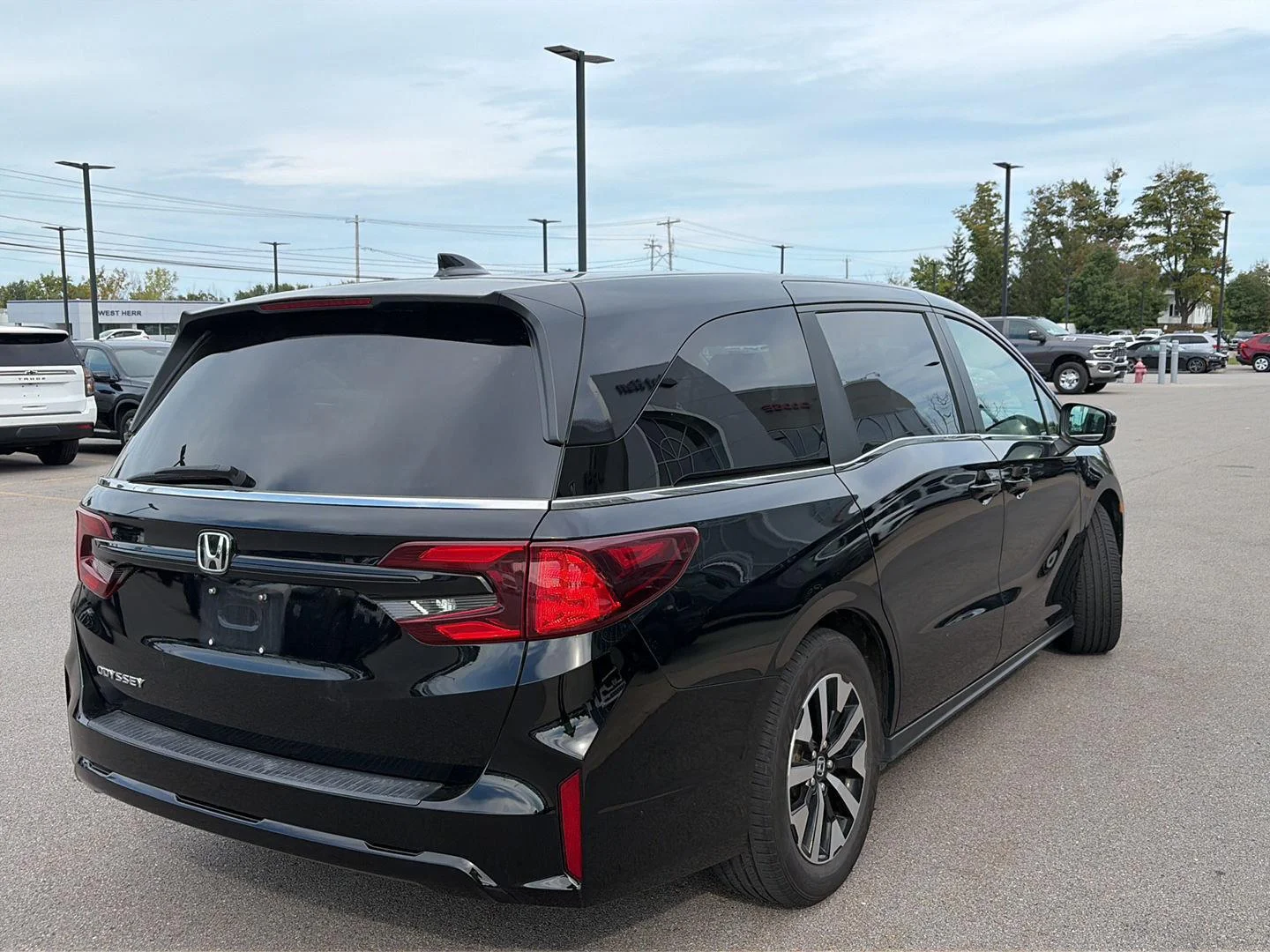 Used 2025  Honda EX-L image 2
