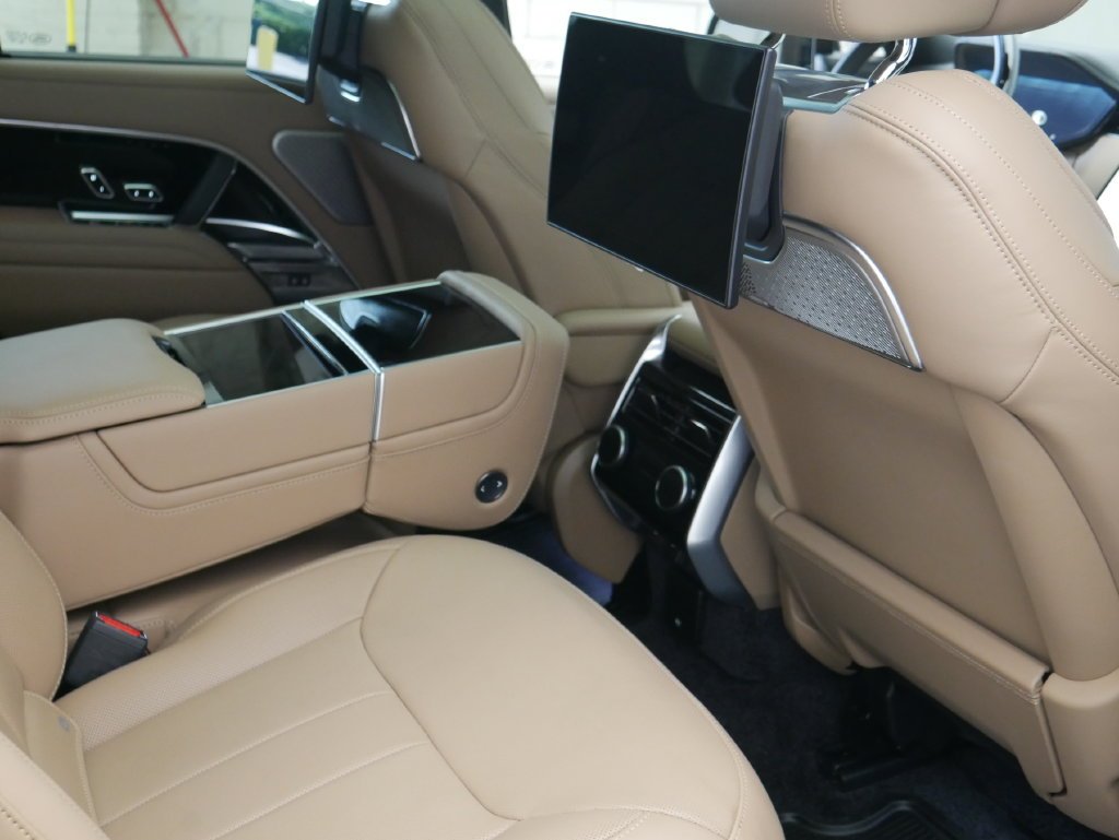 Used 2025  Land Rover Autobiography image 24