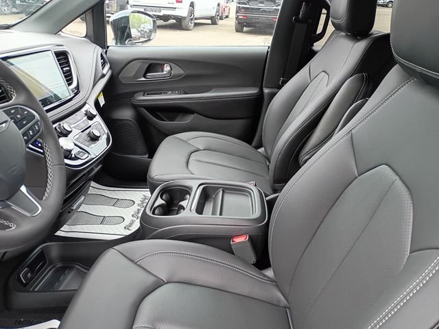 Used 2027 White Chrysler Select image 12