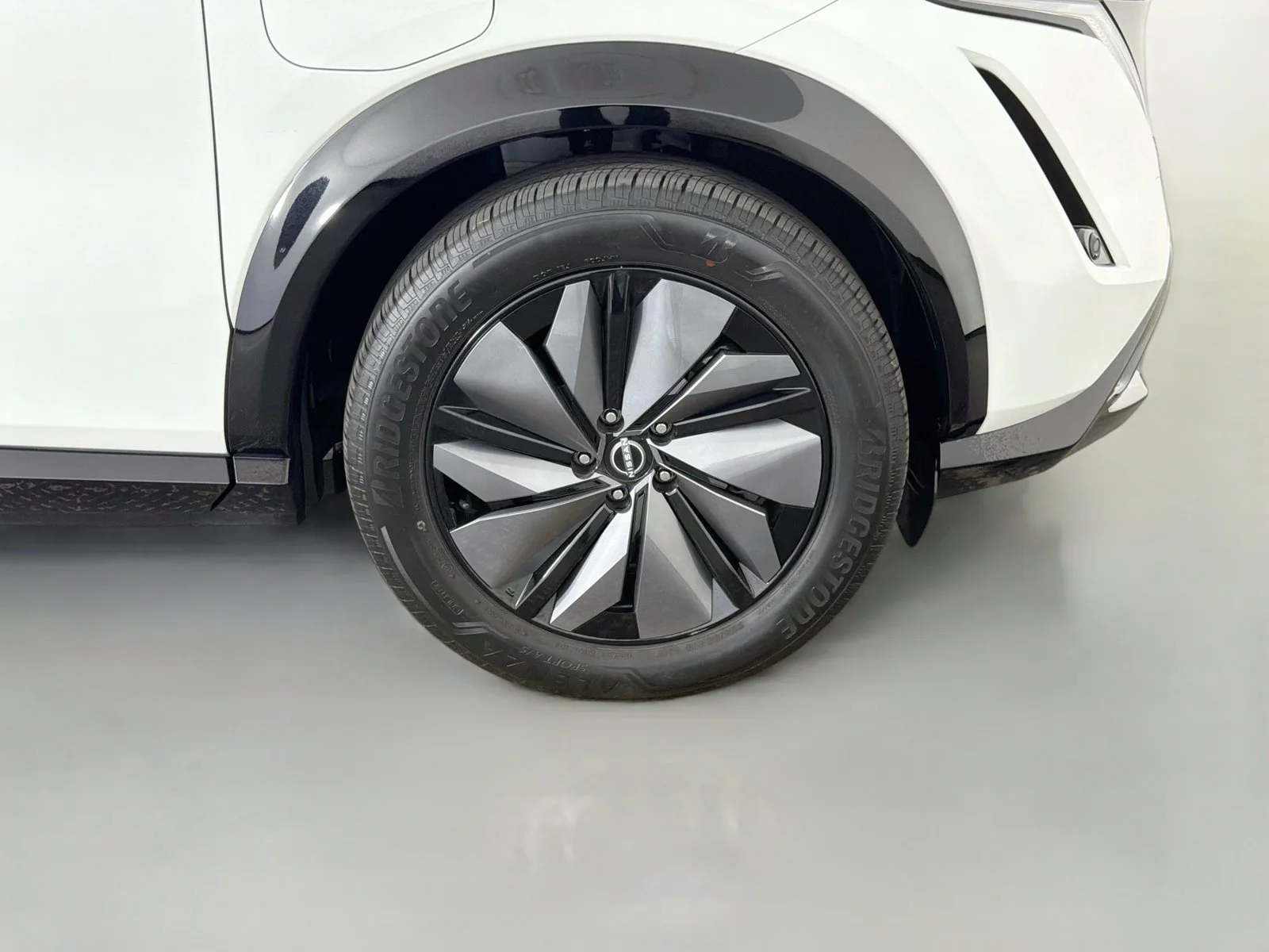Used 2024 Everest White Pearl Tricoat/Black Diamond Pearl Nissan ENGAGE image 36