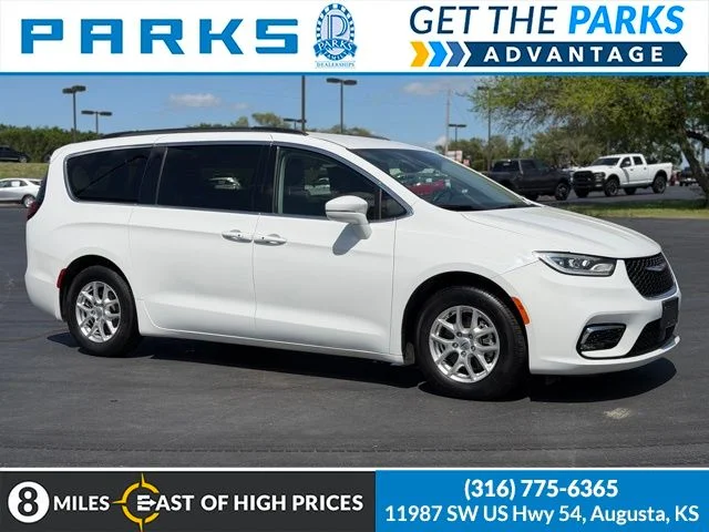 2022 Chrysler Pacifica Touring L's photo