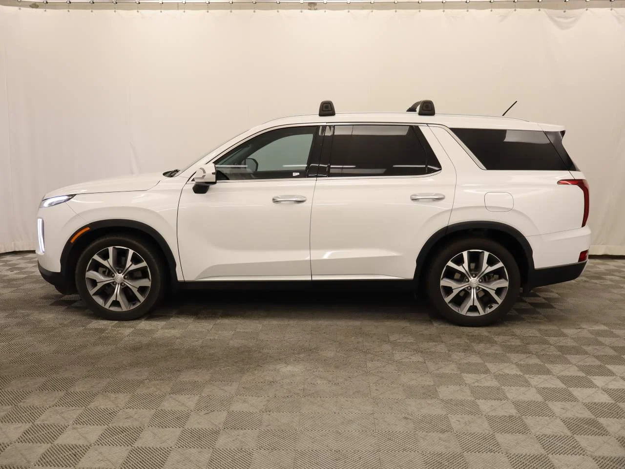 Used 2022 Hyper White Hyundai SEL image 2