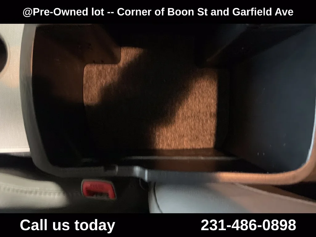 Used 2014  Toyota Base image 22