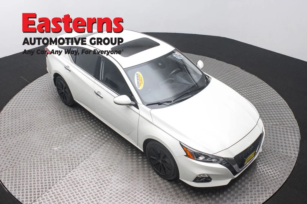 Used 2022 White Nissan 2.5 SL image 3