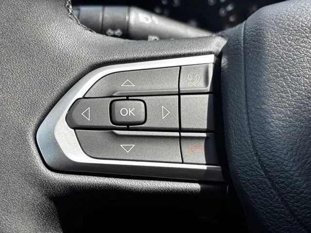 New 2026 Bright White Clear-Coat Exterior Paint Jeep Latitude image 21