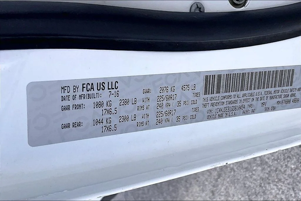 Used 2016 White Jeep Latitude image 29