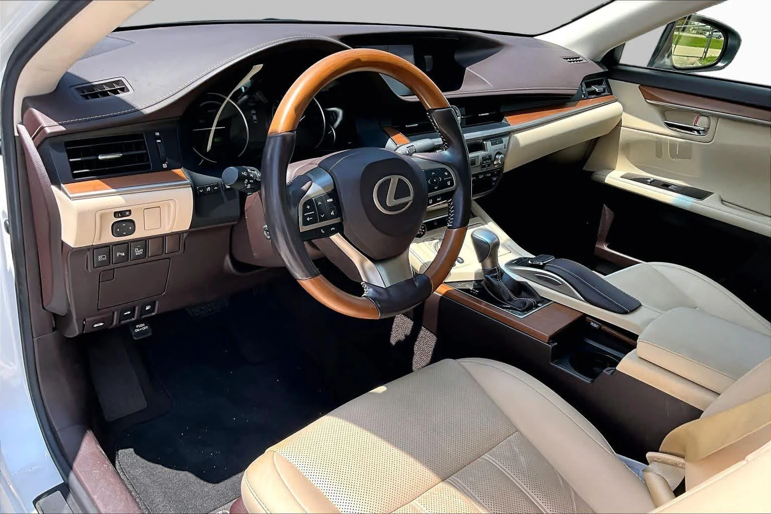Used 2018 Eminent White Pearl Lexus  image 17