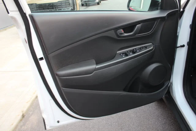 Used 2023 White Hyundai SEL image 18